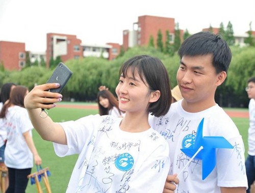 青島高校舉行畢業(yè)典禮，文化衫留言成風(fēng)景線