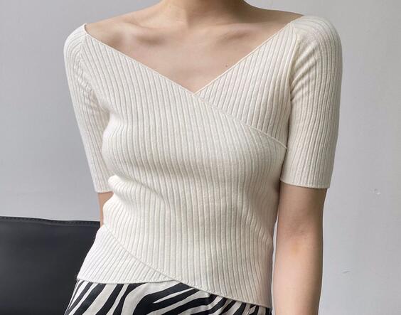 v領是什么樣子的？訂做v領衣服的優(yōu)點有哪些呢？